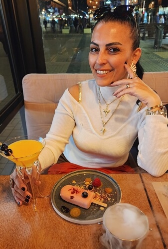 Kezban Özcan Sofya’da bir restoranda tatlı ve kokteyl eşliğinde